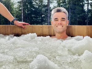 Homme souriant dans eau glacée